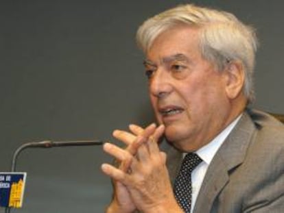 En la imagen un registro del premio Nobel de Literatura de 2010, el peruano Mario Vargas Llosa, quien será el invitado central a la Feria del Libro de Bogotá. EFE/Archivo