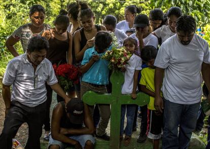 Familiares de Josué Rafael Palacios lloran mientras su ataúd es sepultado en el panteón de Masaya.