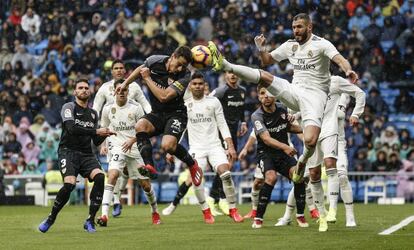 Yedder y Benzema, luchan por el balón.