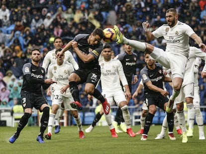 Yedder y Benzema, luchan por el balón.