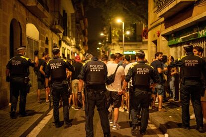 La Guardia Urbana desaloja las grandes masificaciones en el barrio de Gràcia de Barcelona, en la primera noche sin toque de queda.
