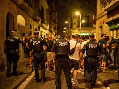 La Guardia Urbana desaloja las grandes masificaciones en el barrio de Gràcia de Barcelona, en la primera noche sin toque de queda.