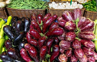 Berenjenas de distintas variedades en un puesto del Mercat de l'Olivar, en Mallorca.