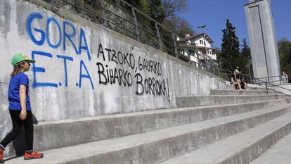 Pintadas de apoyo a ETA, en el barrio de Rezola de San Sebastian.