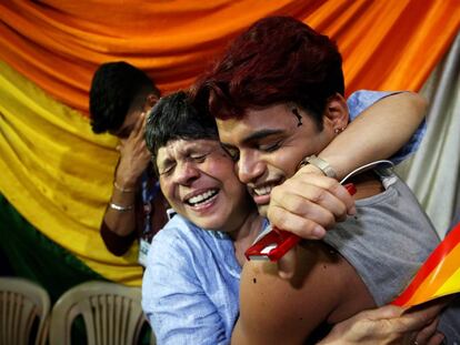 Miembros de la comunidad LGTBI celebran en Bombay la despenalización de la homosexualidad en India.