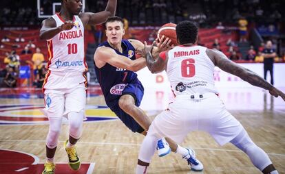 Bogdanovic entra a canasta en el partido ante Angola.