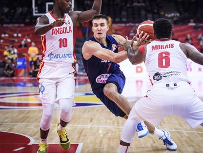 Bogdanovic entra a canasta en el partido ante Angola.