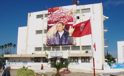 P&oacute;ster de Mohamed Bouazizi en la plaza central de Sidi Bouzid