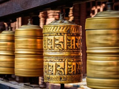 Rodillos de oración en el templo budista de Swayambhunath, en Nepal.