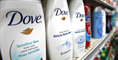 Botes de jab&oacute;n Dove, uno de los productos de Unilever, en un supermercado.