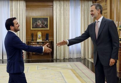 Felipe VI da la bienvenida al líder de Izquierda Unida (IU) en el Palacio de la Zarzuela en Madrid. Tras la reunión, Garzón señaló: "No sabemos si el PSOE seguirá las recomendaciones y el ruego que estamos haciendo desde la izquierda... pero si llegamos a la investidura con un acuerdo con las derechas, eso cambiaría todo".