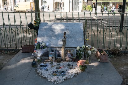 Placa conmemorativa por las víctimas de los ataques de 2015.