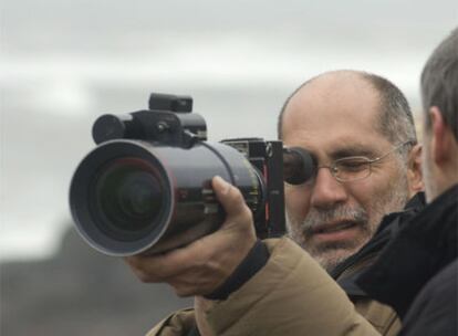 El director y guionista mexicano Guillermo Arriaga, en el rodaje de la película <b><i>Lejos de la tierra quemada</b></i>.