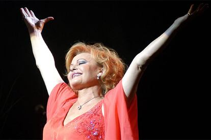 Fotografía de la actriz y cantante, el 22 de septiembre de 2003, actuando en un concierto en el Teatro Lope de Vega de Madrid.