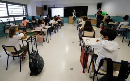 En lo que queda de semana y durante la siguiente se irán uniendo el resto de comunidades hasta completar el regreso a los centros educativos de los más de 8,2 millones de alumnos españoles de enseñanza no universitaria, desde infantil hasta bachillerato y FP. En la imagen, un aula del centro Santa Teresa, de Valencia.