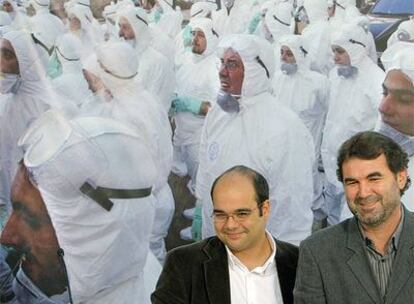 El vicepresidente de la Xunta, Anxo Quintana (dcha.), y el director general de Juventud, Rubén Cela, durante la presentación de la campaña <i>Galicia en el corazón</i>, que homenajeará la labor de los voluntarios que lucharon contra el chapapote del <i>Prestige</i>.