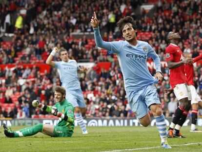 Silva celebra su gol al Manchester United, quinto del City, ante la desesperación de De Gea.