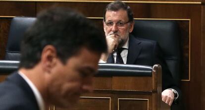 Sanchez, abandona el hemiciclo bajo la atenta mirada de Rajoy.