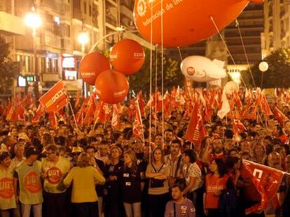 Los manifestantes, a su paso por la calle de Colón de Valencia.