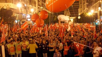 Los manifestantes, a su paso por la calle de Colón de Valencia.