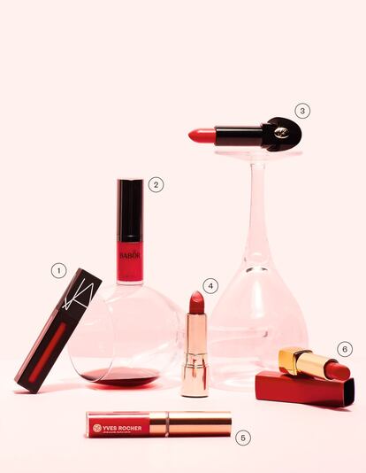 1.	Powermatte Lip Pigment, de Nars. Labial líquido que aporta intensidad y precisión de larga duración y efecto cubriente. 27 euros.
2.	Lip Oil, de Babor. Gloss superhidratante para maquillar los labios con un color intenso. Tono Magenta. 15,95 euros.
3.	Rouge à Lèvres Complet D’Exception, de Guerlain. Lujoso envase para una barra de labios voluptuosa y untuosa. Tono Glamorous Cherry. 48 euros.
4.	Joli Rouge, de Clarins. Fórmula en crema que aporta un color intenso y delicadamente satinado. Enriquecido con aceite de mango. Tono Deep Red. 26 euros.
5.	L’Elixir Rojo, de Yves Rocher. Fórmula concentrada en pigmentos con aceite de camelia regenerante. 14,95 euros.
6.	Rouge Allure, de Chanel. Barra de labios de alta fijación. Proporciona color intenso y muy luminoso. Tono Nº 1. 35 euros.