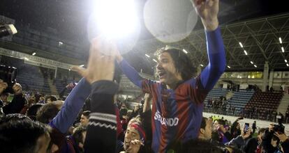 El delantero del Eibar Jota Peleteiro, autor del gol que dió la victoria a su equipo, celebra el ascenso ascenso a Primera División.