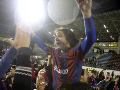 El delantero del Eibar Jota Peleteiro, autor del gol que dió la victoria a su equipo, celebra el ascenso ascenso a Primera División.