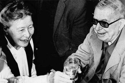 Los escritores franceses Simone de Beauvoir y Jean Paul Sartre, en 1977.