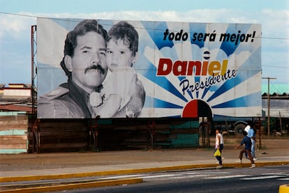 Um outdoor da campanha de reeleição em 1989 de Daniel Ortega, líder da Frente Sandinista de Libertação Nacional, em Manágua, Nicarágua.
