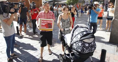 Ignacio Javierre (izquierda) y María Hernández (derecha), padres del niño al que quieren llamar Lobo.