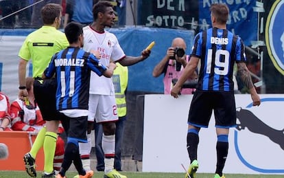 Constant, del Milan, muestra el plátano arrojado desde la grada.