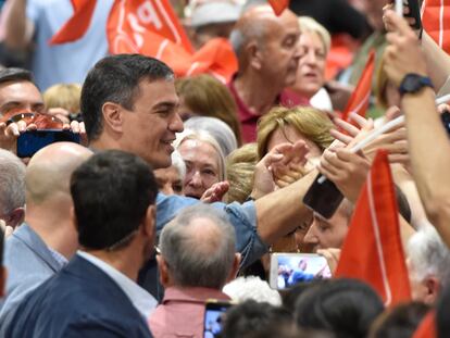 El presidente del Gobierno de España, Pedro Sánchez, saluda a simpatizantes socialistas a su llegada a un acto de precampaña, en el Pabellón Príncipe de Asturias, a 6 de mayo de 2023, en Murcia, Región de Murcia (España).