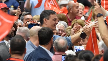 El presidente del Gobierno de España, Pedro Sánchez, saluda a simpatizantes socialistas a su llegada a un acto de precampaña, en el Pabellón Príncipe de Asturias, a 6 de mayo de 2023, en Murcia, Región de Murcia (España).