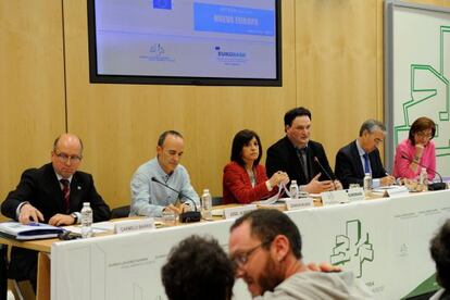 Mesa redonda con Carmelo Barrio (PP), Josu Juaristi (EH Bildu), Izaskun Bilbao (PNV), Ramón Jáuregui (PSOE) y Maite Pagazaurtundua (UPyD), de izquierda a derecha, en el Parlamento vasco.