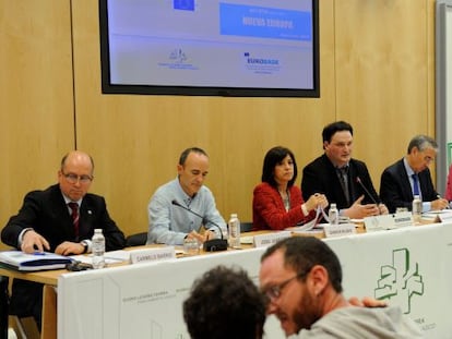 Mesa redonda con Carmelo Barrio (PP), Josu Juaristi (EH Bildu), Izaskun Bilbao (PNV), Ramón Jáuregui (PSOE) y Maite Pagazaurtundua (UPyD), de izquierda a derecha, en el Parlamento vasco.