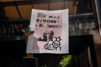 Un estudiante sostiene un cartel durante la protesta.