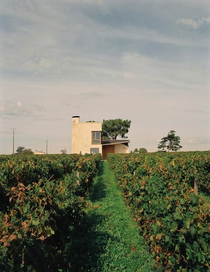 La bodega de Le Pin, en la meseta de Pomerol, con su icónico pino al fondo.