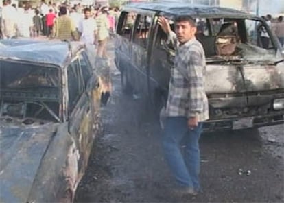 Además de los dos autobuses escolares otros cuatro automóviles han resultado calcinados. Frente a la comisaría del distrito de Saudia ha quedado un socavón de varios metros de profundidad.