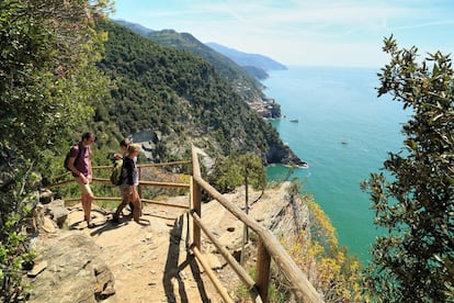 Los pueblos medievales de pescadores de Cinque Terre (“cinco tierras”) descienden por los acantilados de la Riviera de Liguria, en apariencia apartados del resto del mundo. Los une una red de senderos costeros centenarios, el más popular es el Sentiero Azzurro (el sendero azul, de 12 kilómetros). Una opción más difícil es el Sendero Alto Nº.1, que sigue una ruta por encima de Monterosso al Mare, Vernazza, Corniglia, Manarola y Riomaggiore, repleta de vistas del mar resplandeciente. La senda va de sur a norte, empieza en la localidad portuaria de Porto Venere y sigue por la cordillera costera a través de pinos fragantes, viñedos lozanos y diminutas aldeas, hasta Levanto. Destaca la Sella di Punta Mesco, desde donde se ven los cinco pueblos. Inicio: Porto Venere. Final: Levanto. Distancia: 40 kilómetros. Más información: <a href="https://www.cinqueterre.eu.com/es/caminos" target="_blank">cinqueterre.eu.com</a>