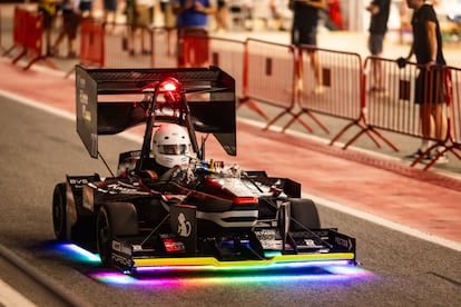 Un piloto de Formula Student en la prueba de aceleración nocturna, el pasado lunes 5 de agosto de 2024.