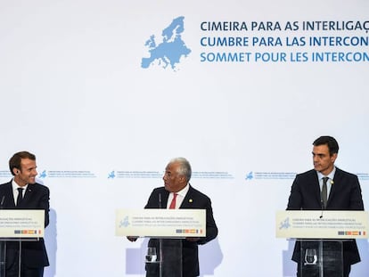 Macron,Costa y Sánchez, durante la rueda de prensa.  