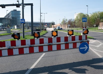 Además de ese importante núcleo neurálgico para el transporte urbano e interurbano, quedarán dentro del cordón de seguridad la sede de los servicios secretos de Exteriores, el Ministerio de Finanzas y el de Transportes, así como un ala de la mencionada Charité, la mayor clínica del centro de Berlín. Las autoridades berlinesas han puesto a disposición de los ciudadanos afectados dos albergues y varios alojamientos colectivos.