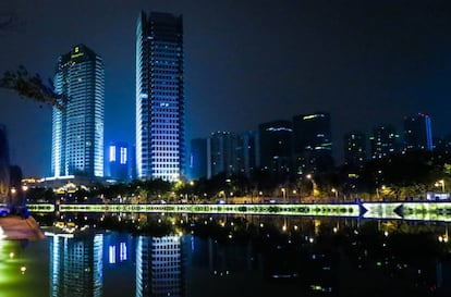 Vista nocturna de la ciudad de Chengdu, capital de la provincia de Sichuan, en China.