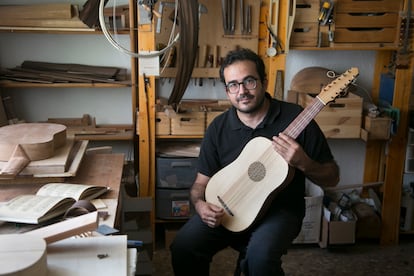 El luthier Demian Reolid en su taller de Olmedo de las Fuentes.