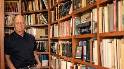 Enrique Krauze en su biblioteca personal en Cuernavaca (México), el 20 de agosto de 2022.