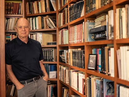 Enrique Krauze en su biblioteca personal en Cuernavaca (México), el 20 de agosto de 2022.