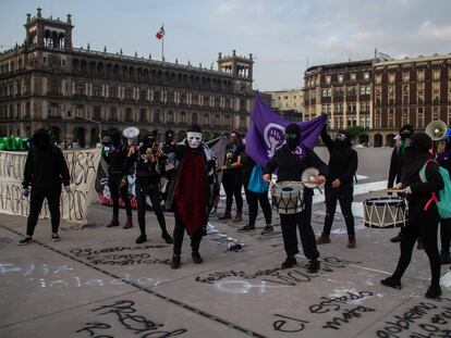 Feministas pintaron consignas en la plancha del Zócalo, el día de hoy.