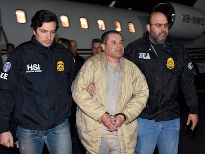 'El Chapo' Guzmán en camino a un penal en Nueva York, luego de ser extraditado en enero de 2017.