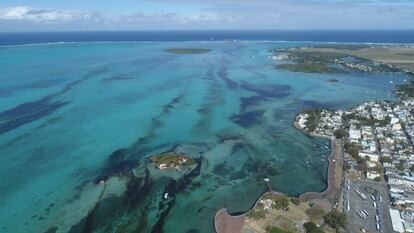 Imagen aérea de la marea de petróleo junto a las costas de la isla Mauricio.