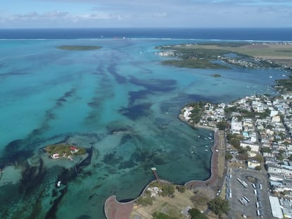 Imagen aérea de la marea de petróleo junto a las costas de la isla Mauricio.